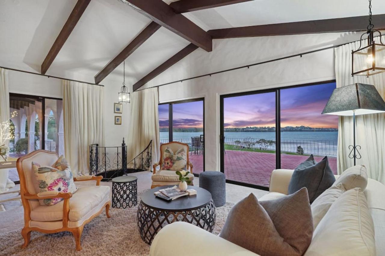 Magnificent Beachfront Mansion - Pool - Fireplace โอ๊คแลนด์ ภายนอก รูปภาพ