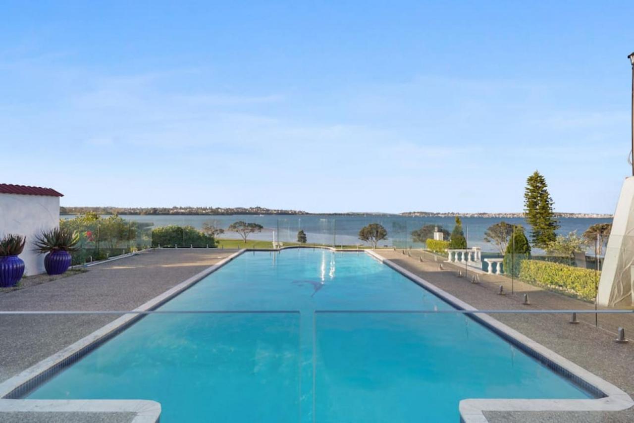 Magnificent Beachfront Mansion - Pool - Fireplace โอ๊คแลนด์ ภายนอก รูปภาพ