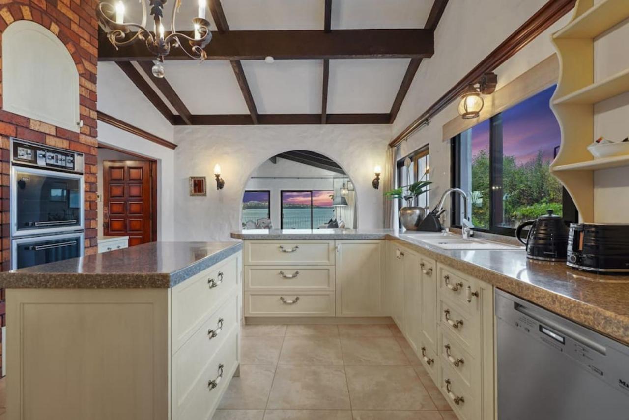 Magnificent Beachfront Mansion - Pool - Fireplace โอ๊คแลนด์ ภายนอก รูปภาพ