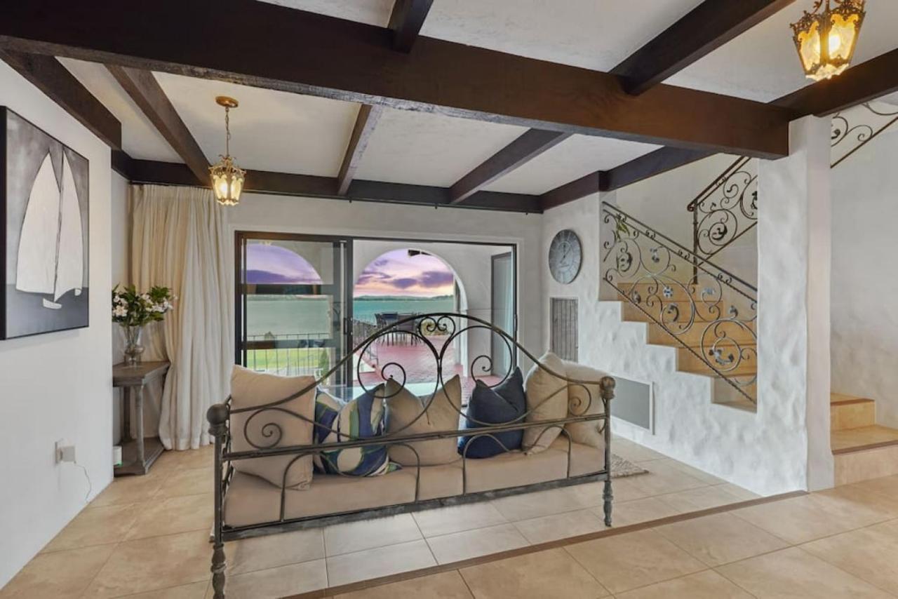 Magnificent Beachfront Mansion - Pool - Fireplace โอ๊คแลนด์ ภายนอก รูปภาพ