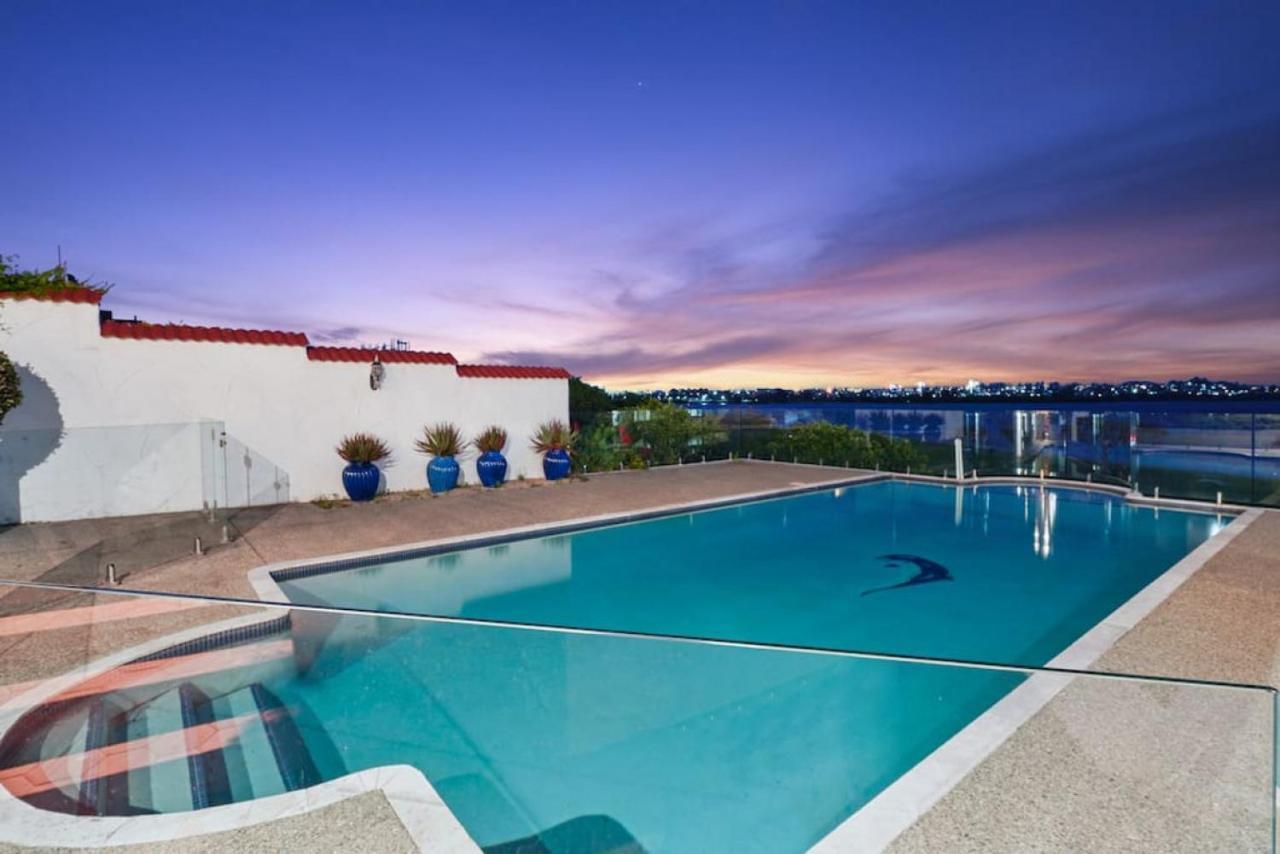 Magnificent Beachfront Mansion - Pool - Fireplace โอ๊คแลนด์ ภายนอก รูปภาพ